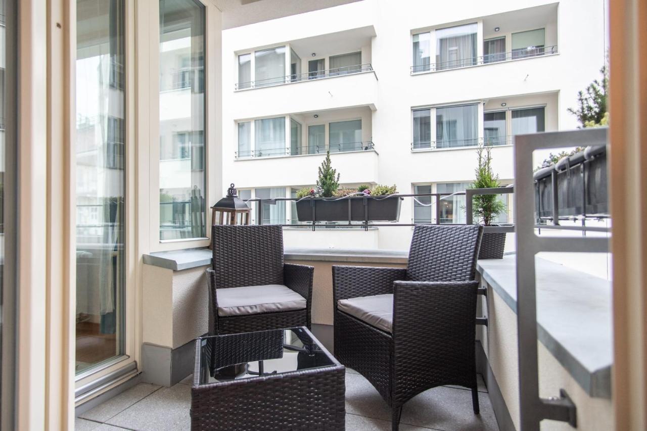Apartment With Balcony Prag Exteriör bild