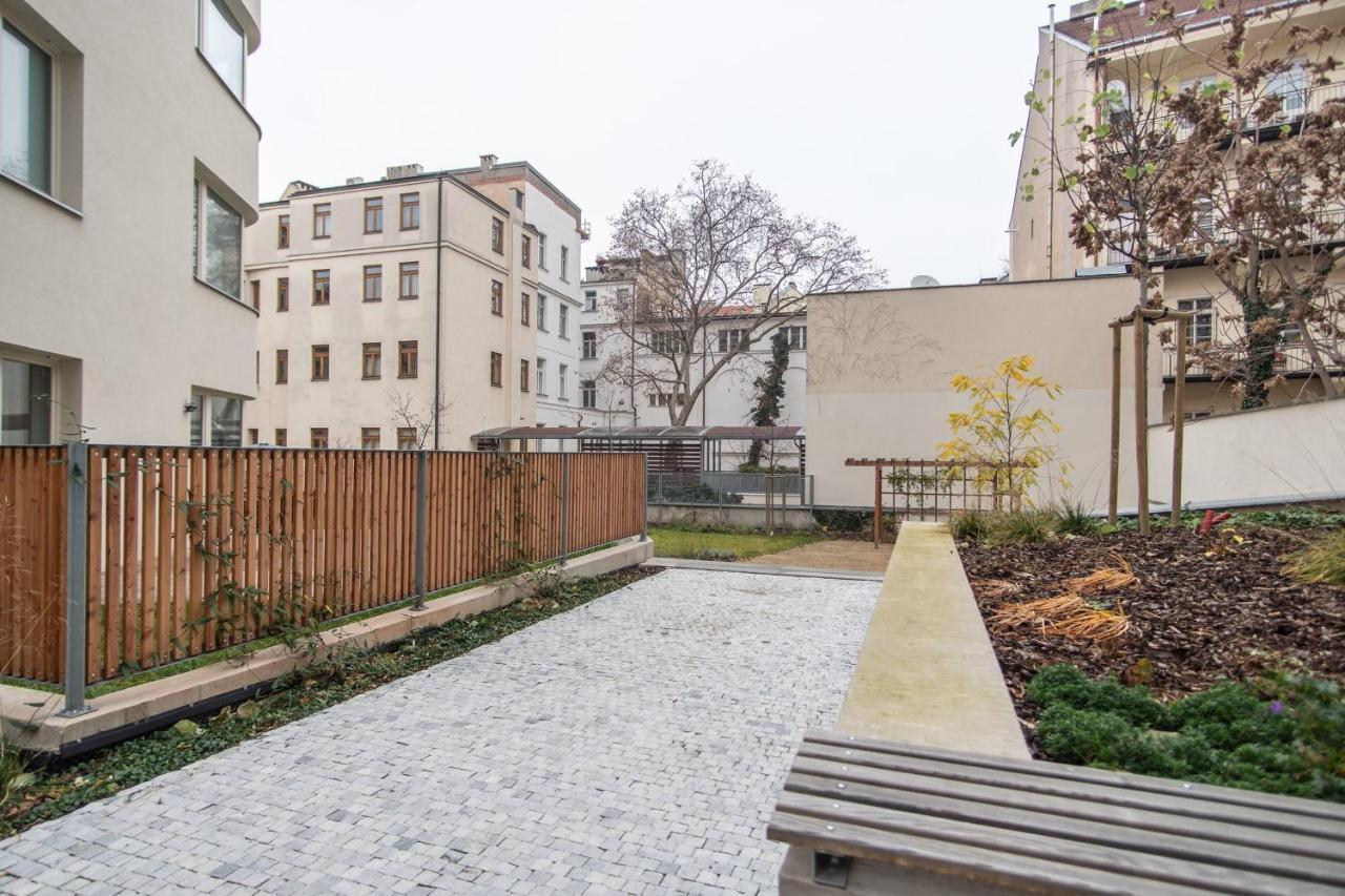 Apartment With Balcony Prag Exteriör bild